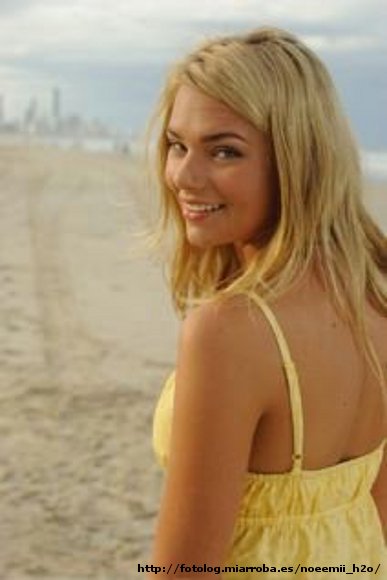Bella Hartley en la playa
