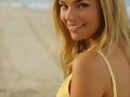 Bella Hartley en la playa