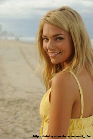 Bella Hartley en la playa
