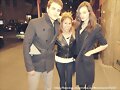 Phoebe Tonkin con su novio Paul Wesley y una fan