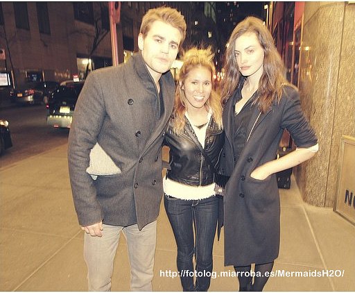Phoebe Tonkin con su novio Paul Wesley y una fan