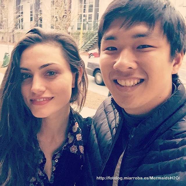 Phoebe Tonkin con un fan