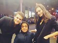 Phoebe Tonkin con su novio Paul Wesley y un fan