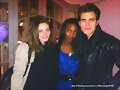 Phoebe Tonkin con su novio Paul Wesley y una fan