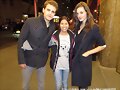 Phoebe Tonkin con su novio Paul Wesley y una fan