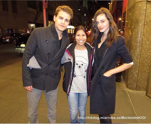 Phoebe Tonkin con su novio Paul Wesley y una fan