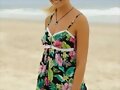 Bella Hartley en la playa
