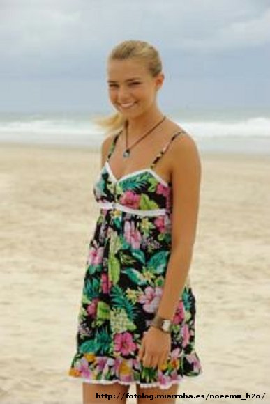 Bella Hartley en la playa