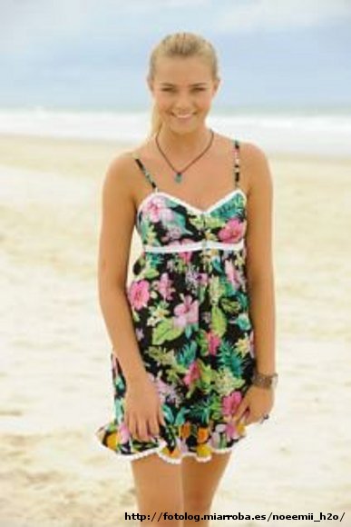 Bella Hartley en la playa