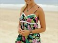 Bella Hartley en la playa