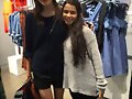 Phoebe Tonkin en Atlanta con una fan