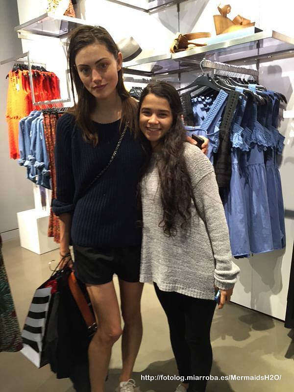 Phoebe Tonkin en Atlanta con una fan