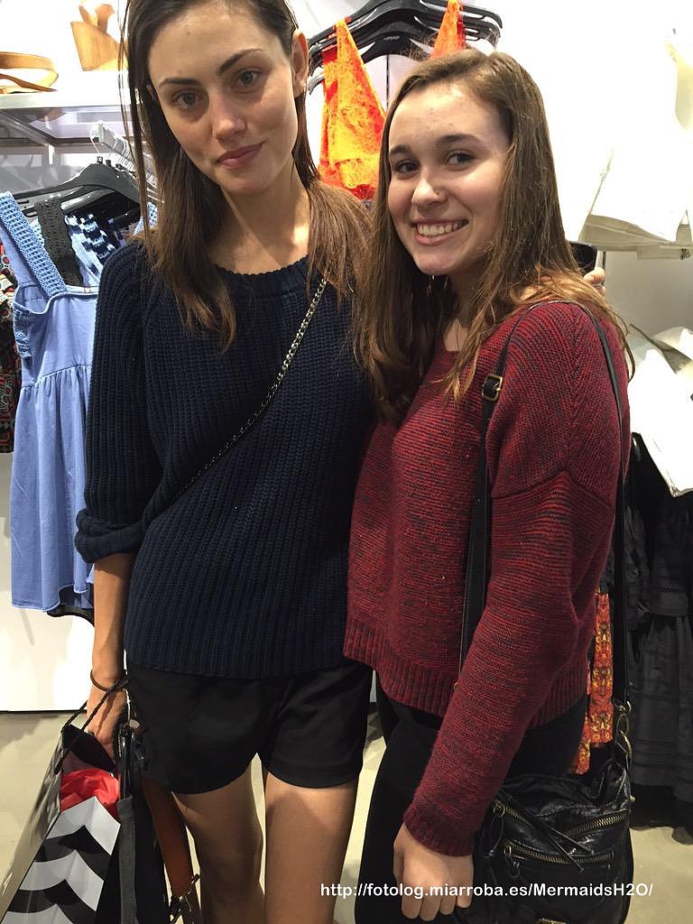 Phoebe Tonkin en Atlanta con una fan