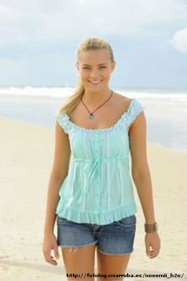 Bella Hartley en la playa