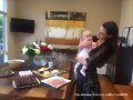 Phoebe Tonkin con su familia en Australia