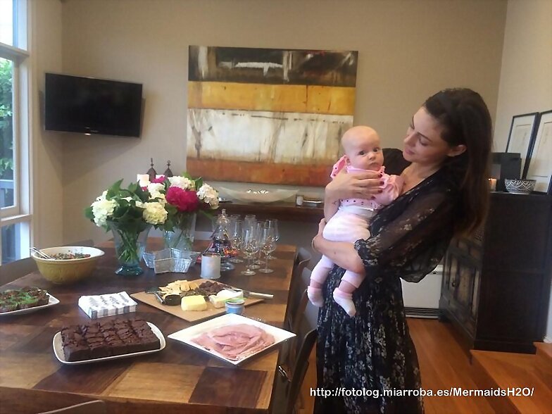Phoebe Tonkin con su familia en Australia