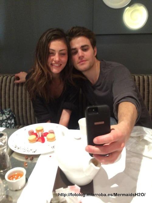 Phoebe Tonkin con su novio Paul Wesley