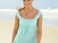 Bella Hartley en la playa
