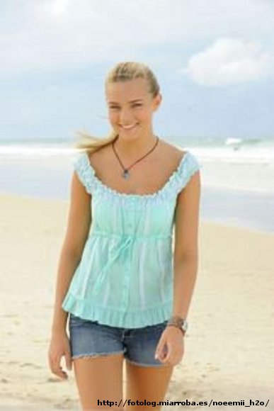 Bella Hartley en la playa