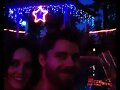 Luke Mitchell con su esposa Rebecca Breeds