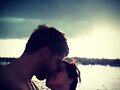 Luke Mitchell con su esposa Rebecca Breeds