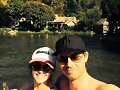 Luke Mitchell con su esposa Rebecca Breeds