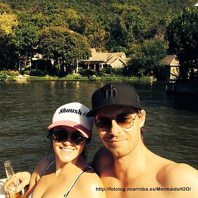 Luke Mitchell con su esposa Rebecca Breeds
