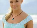 Bella Hartley en la playa
