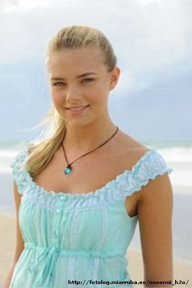 Bella Hartley en la playa