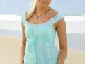 Bella Hartley en la playa