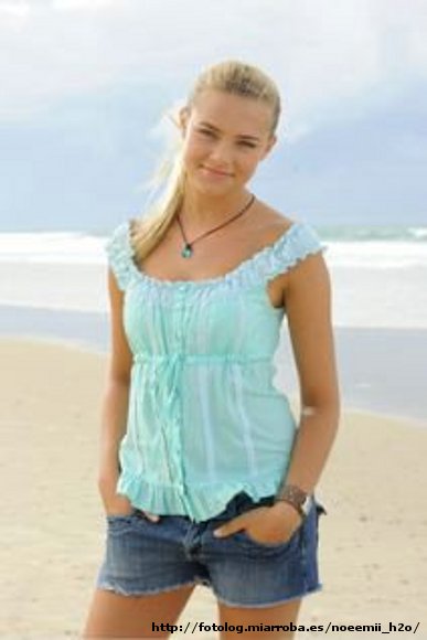 Bella Hartley en la playa