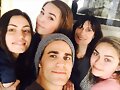 Phoebe Tonkin y la familia de su novio Paul Wesley