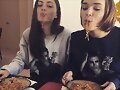 Phoebe Tonkin y Julia, hermana de su novio Paul W.