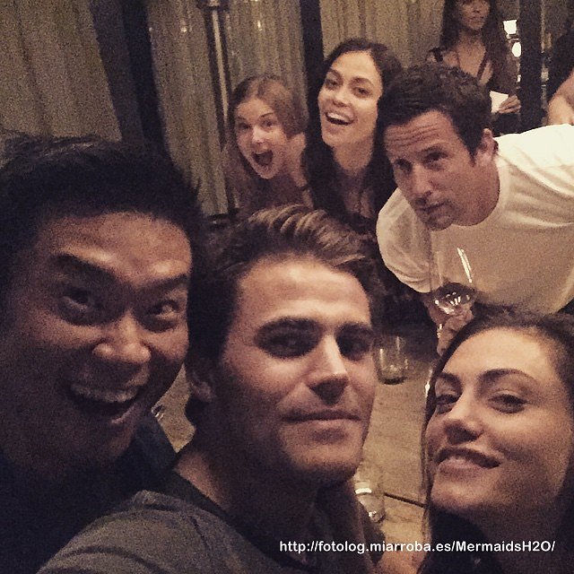 Phoebe Tonkin con su novio Paul Wesley