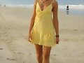 Bella Hartley en la playa