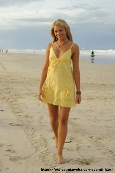 Bella Hartley en la playa