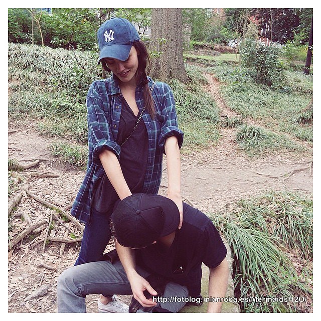 Phoebe Tonkin con su novio Paul Wesley