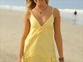 Bella Hartley en la playa