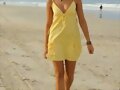 Bella Hartley en la playa