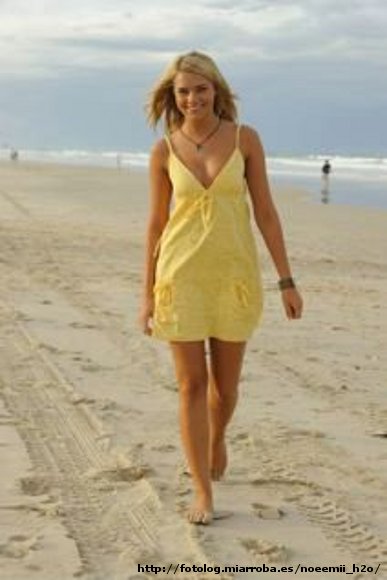 Bella Hartley en la playa