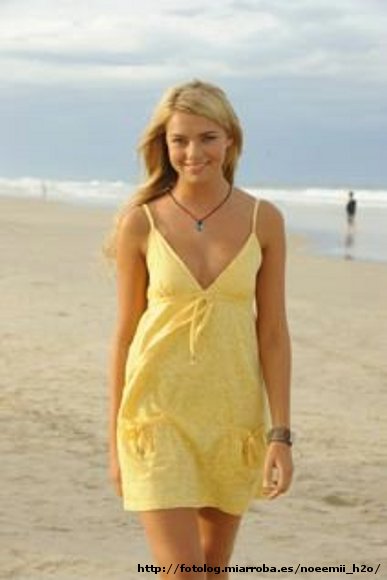 Bella Hartley en la playa