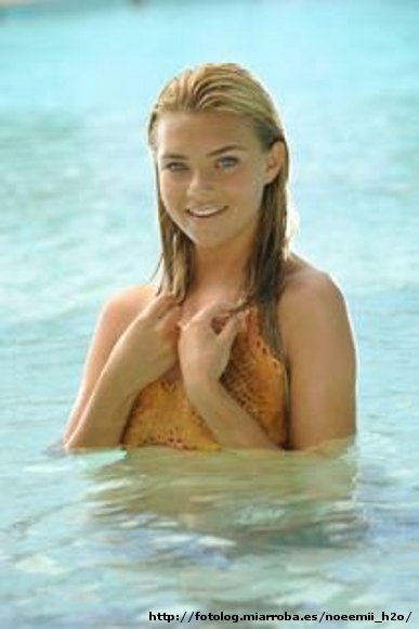 Bella Hartley en el agua