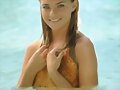 Bella Hartley en el agua