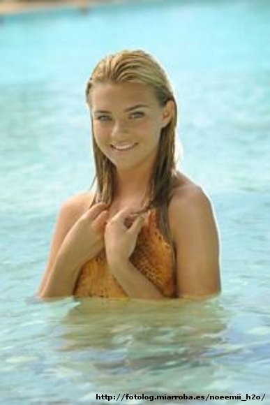 Bella Hartley en el agua