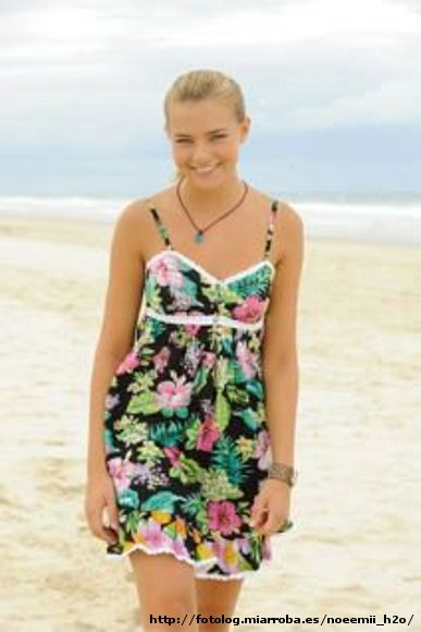 Bella Hartley en la playa