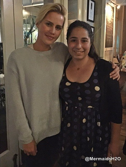 Claire Holt con una fan