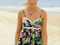 Bella Hartley en la playa
