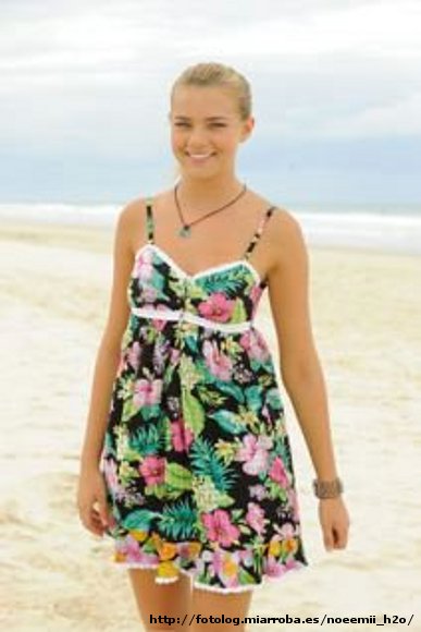 Bella Hartley en la playa