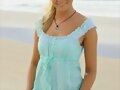 Bella Hartley en la playa