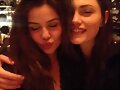 Danielle Campbell y Phoebe Tonkin